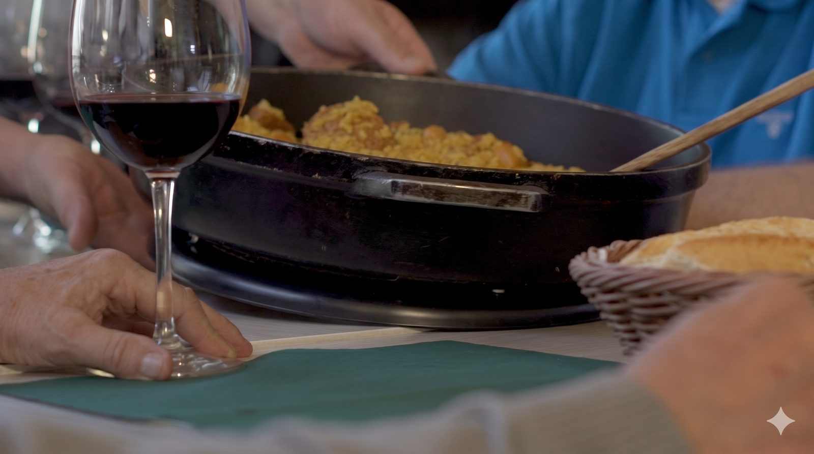 Paella servida en la mesa protegida con SafePaella