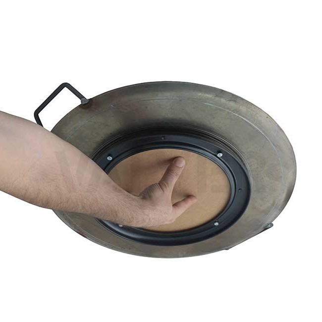 Mano sujetando salvamanteles imantado SafePaella Ø32 cm con disco de cartón